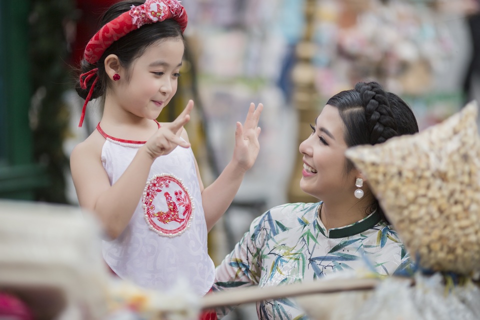 Bé Bảo Ngọc “Gương mặt thân quen” chuyên nghiệp làm mẫu cùng HH Ngọc Hân - 15 Bé Bảo Ngọc “Gương mặt thân quen” chuyên nghiệp làm mẫu cùng HH Ngọc Hân - 15