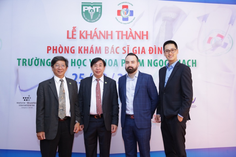 Pharmacity đồng hành ĐH Y Phạm Ngọc Thạch khánh thành Phòng khám Bác sĩ gia đình - 1 Ông Chris Blank - Nhà sáng lập và CEO của Pharmacity (thứ 2 từ phải sang) chụp ảnh cùng lãnh đạo trường Đại học Y khoa Phạm Ngọc Thạch.