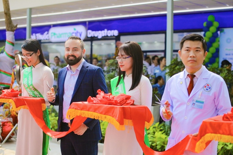 Pharmacity đồng hành ĐH Y Phạm Ngọc Thạch khánh thành Phòng khám Bác sĩ gia đình - 3 Hình ảnh cắt băng khánh thành Phòng khám Bác sĩ Gia đinh ngày 25/02.