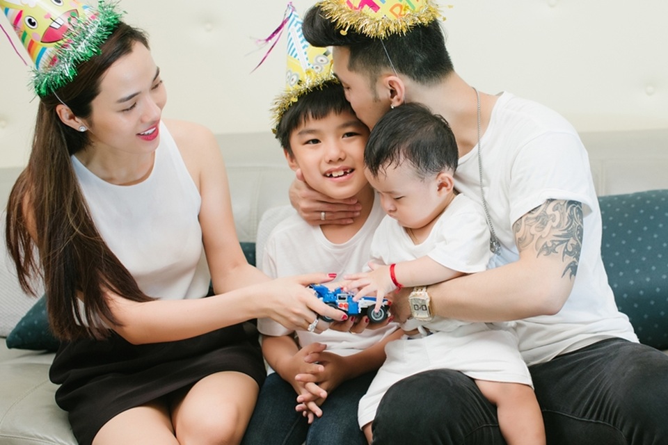 Những ông “bố dượng” nổi tiếng của showbiz Việt - 15 Chính sự yêu thương chân thành đã đổi lấy được tình yêu đích thực, cậu bé luôn thân thiết gọi Ưng Hoàng Phúc là bố.