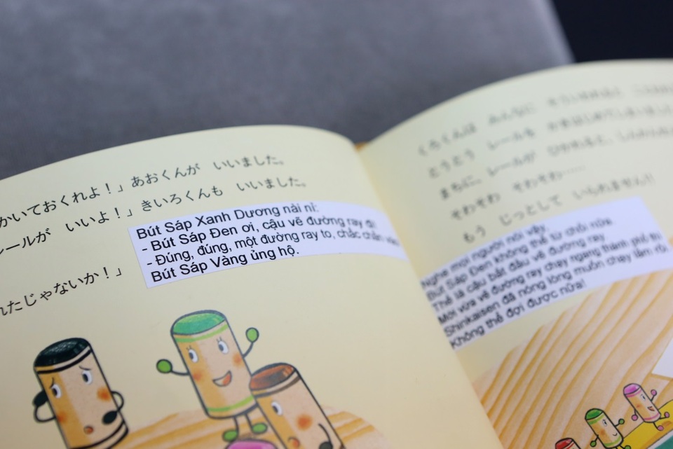 Lễ ra mắt dự án “Mọt Sách Mogu” - Tranh truyện Nhật Bản cho bé - 2 Ban đầu, chị Lê Thị Thu Hiền dịch truyện từ tiếng Nhật qua tiếng Việt rồi tỉ mỉ cắt và dán chữ tiếng Việt bên cạnh những đoạn văn tiếng Nhật.