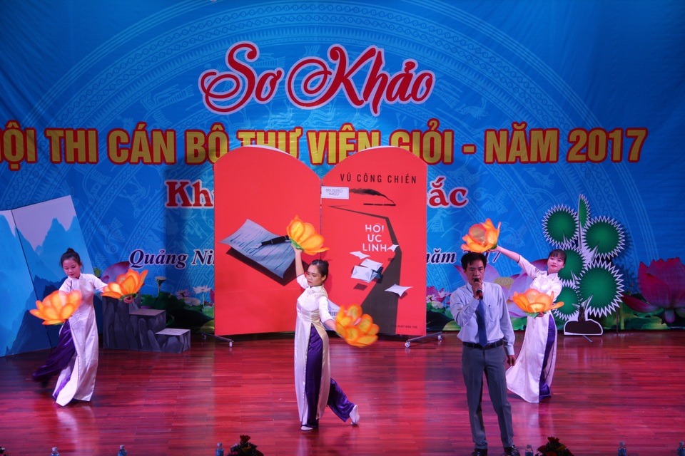 Sơ khảo Hội thi cán bộ thư viện giỏi - năm 2017 khu vực miền Bắc - 3 Hình ảnh tuyên truyền giới thiệu sách của thí sinh Vũ Văn Toản (Thư viện tỉnh Phú Thọ).