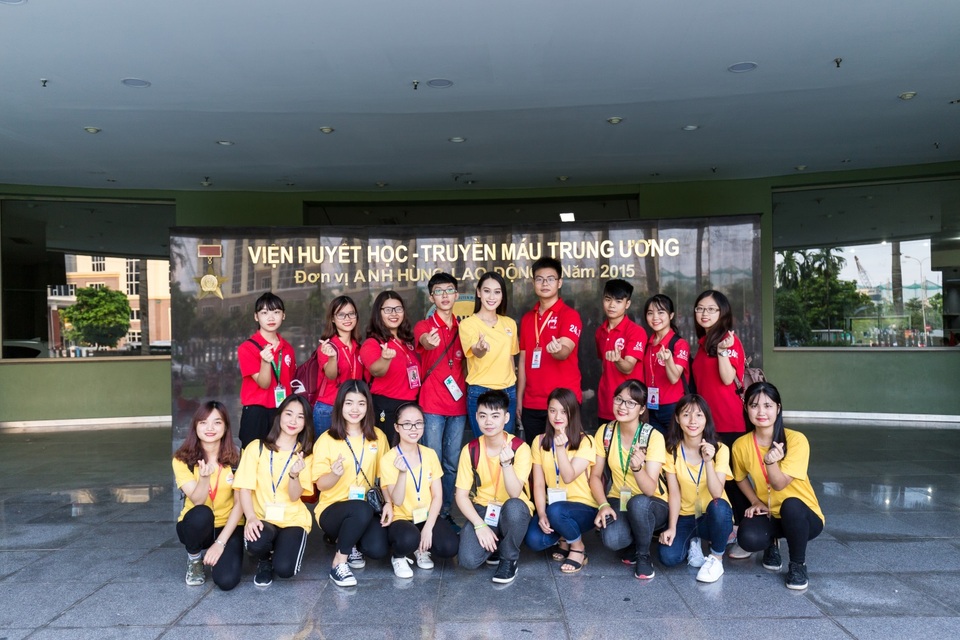 Cảm phục GS. Anh Trí, Á hậu Đại dương cùng sinh viên tiếp lửa tình nguyện - 1 Chuyến đi thăm những bệnh nhi của Á hậu Vân Quỳnh cùng các bạn sinh viên tình nguyện đội Máu của trường Đại học Lao động Xã hội.