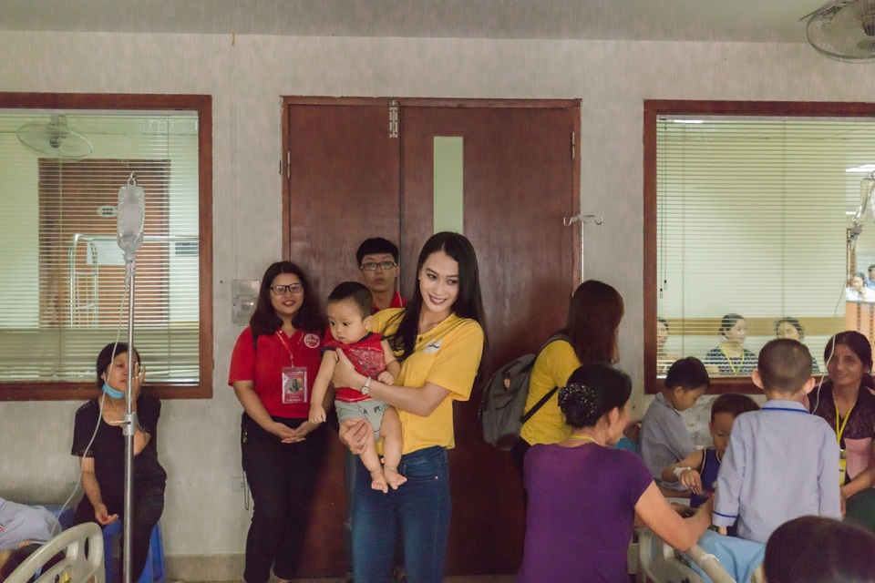 Cảm phục GS. Anh Trí, Á hậu Đại dương cùng sinh viên tiếp lửa tình nguyện - 3 Gọi nắng 2017 không chỉ là nơi sẻ chia tình yêu thương của những trái tim thiện nguyện mà còn là điểm gặp gỡ của những bạn trẻ cá tính, nhiệt huyết và là sân chơi bổ ích và ý nghĩa cho tất cả các bạn trẻ.
