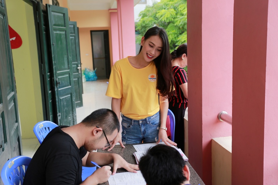 Cảm phục GS. Anh Trí, Á hậu Đại dương cùng sinh viên tiếp lửa tình nguyện - 5 Á hậu Vân Quỳnh hiện là biên tập viên, MC kênh Bóng đá TV của truyền hình cab Việt Nam, bên cạnh việc tập trung phát triển nghề MC, người mẫu, dự event, công việc kinh doanh… Người đẹp 9x còn rất chú trọng và yêu thích tham gia các hoạt động thiện nguyện.