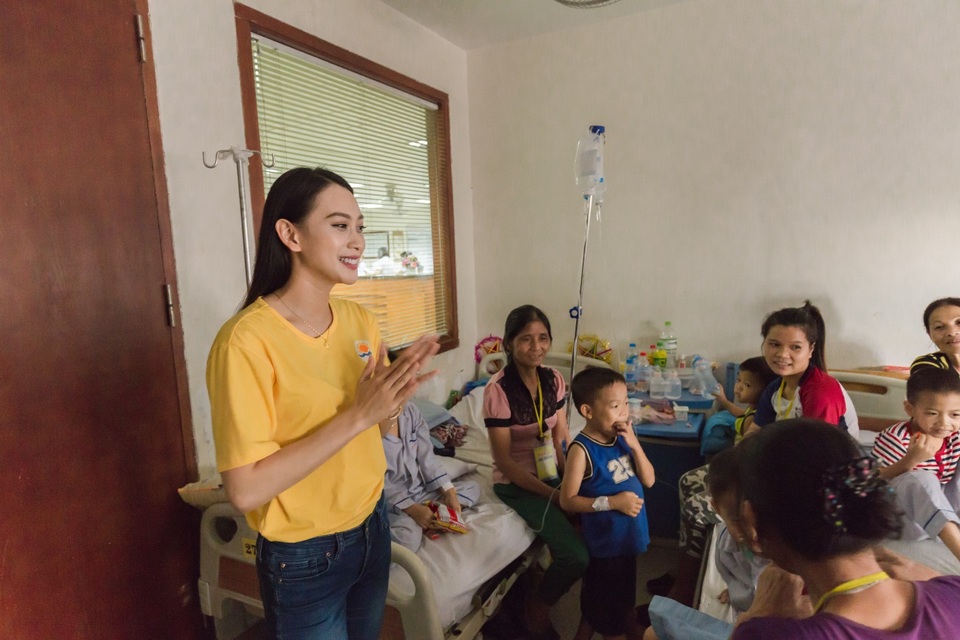 Cảm phục GS. Anh Trí, Á hậu Đại dương cùng sinh viên tiếp lửa tình nguyện - 6 Cảm phục GS. Anh Trí, Á hậu Đại dương cùng sinh viên tiếp lửa tình nguyện - 6
