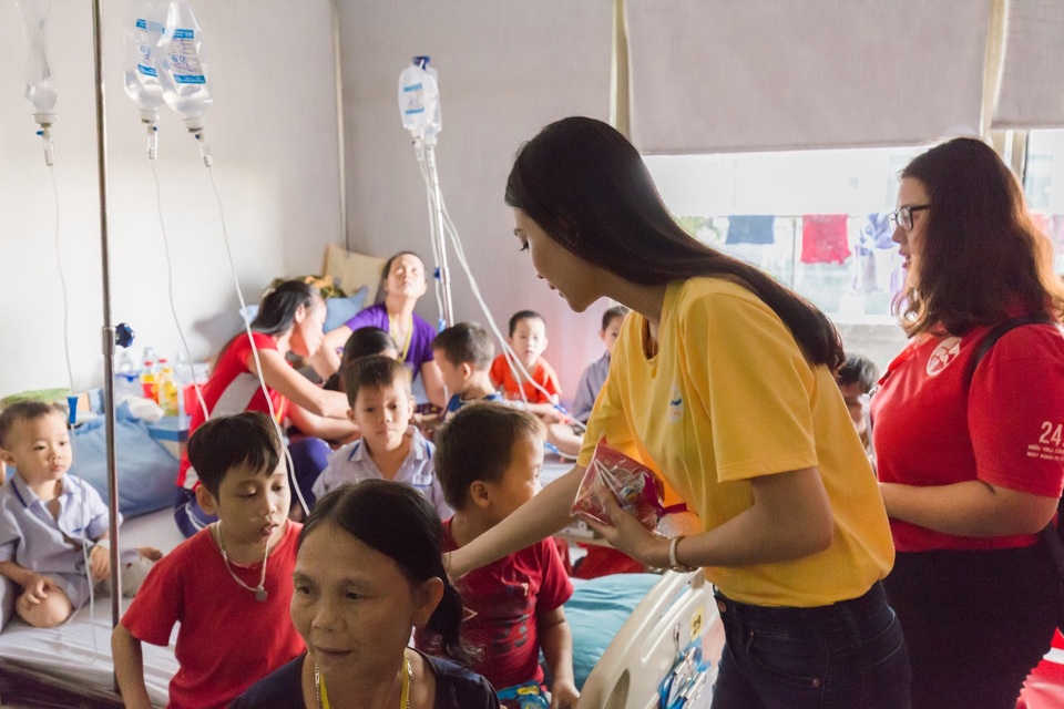 Cảm phục GS. Anh Trí, Á hậu Đại dương cùng sinh viên tiếp lửa tình nguyện - 7 Á hậu Vân Quỳnh giản dị với nụ cười tươi rạng rỡ bên các bệnh nhi: “Điều đặc biệt là hôm chúng em đi từ thiện thì vừa đến nơi, khoa nhi bị cắt điện do sự cố sập nguồn điện. Dù vậy, nhưng tất cả các bệnh nhi và phụ huynh cũng như các bạn sinh viên đều rất vui vẻ trò chuyện, cùng giao lưu và liên hoan những món quà nhỏ mà các bạn sinh viên đã cùng chuẩn bị.”