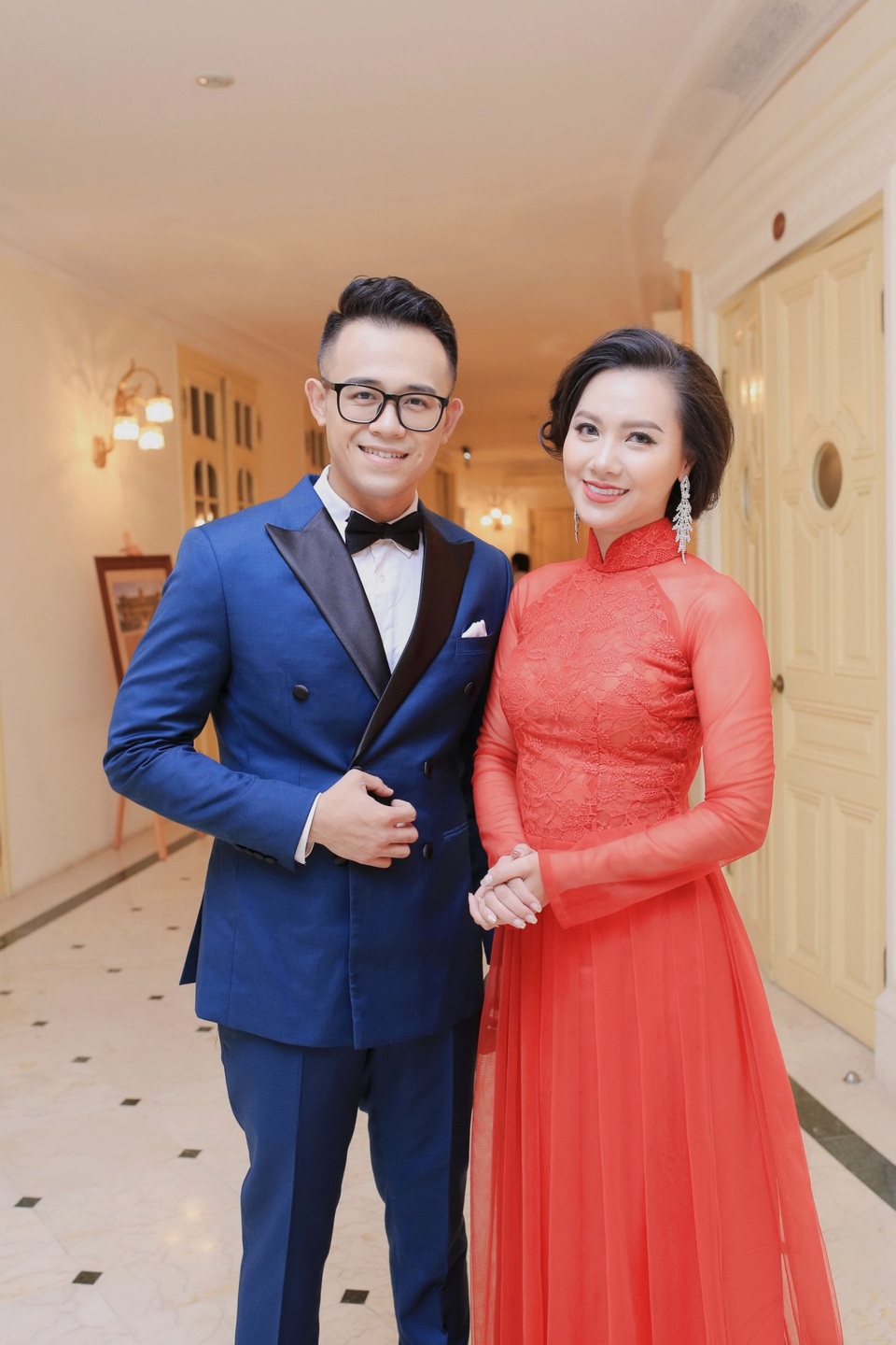 MC Minh Hà thân thiết, duyên dáng bên MC Đức Bảo “Cà phê sáng” - 2 Xuất hiện với vai trò người dẫn chương trình để đối thoại, trò chuyện cùng những doanh nhân, CEO nổi tiếng của Việt Nam trong chương trình, bằng khả năng của một MC có tiếng của nhà Đài, MC Minh Hà duyên dáng dẫn dắt câu chuyện cùng người bạn dẫn MC Đức Bảo.