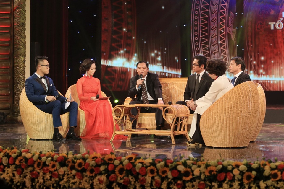 MC Minh Hà thân thiết, duyên dáng bên MC Đức Bảo “Cà phê sáng” - 4 MC Minh Hà thân thiết, duyên dáng bên MC Đức Bảo “Cà phê sáng” - 4