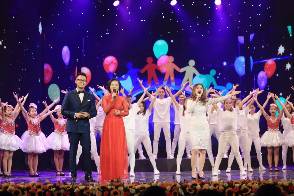 MC Minh Hà thân thiết, duyên dáng bên MC Đức Bảo “Cà phê sáng” - 8 Cặp đôi cảm thấy hạnh phúc vì mỗi ngày được làm việc mình yêu thích, được trò chuyện với khán giả và mang đến những điều mới mẻ hay những cảm xúc tích cực cho khán giả.