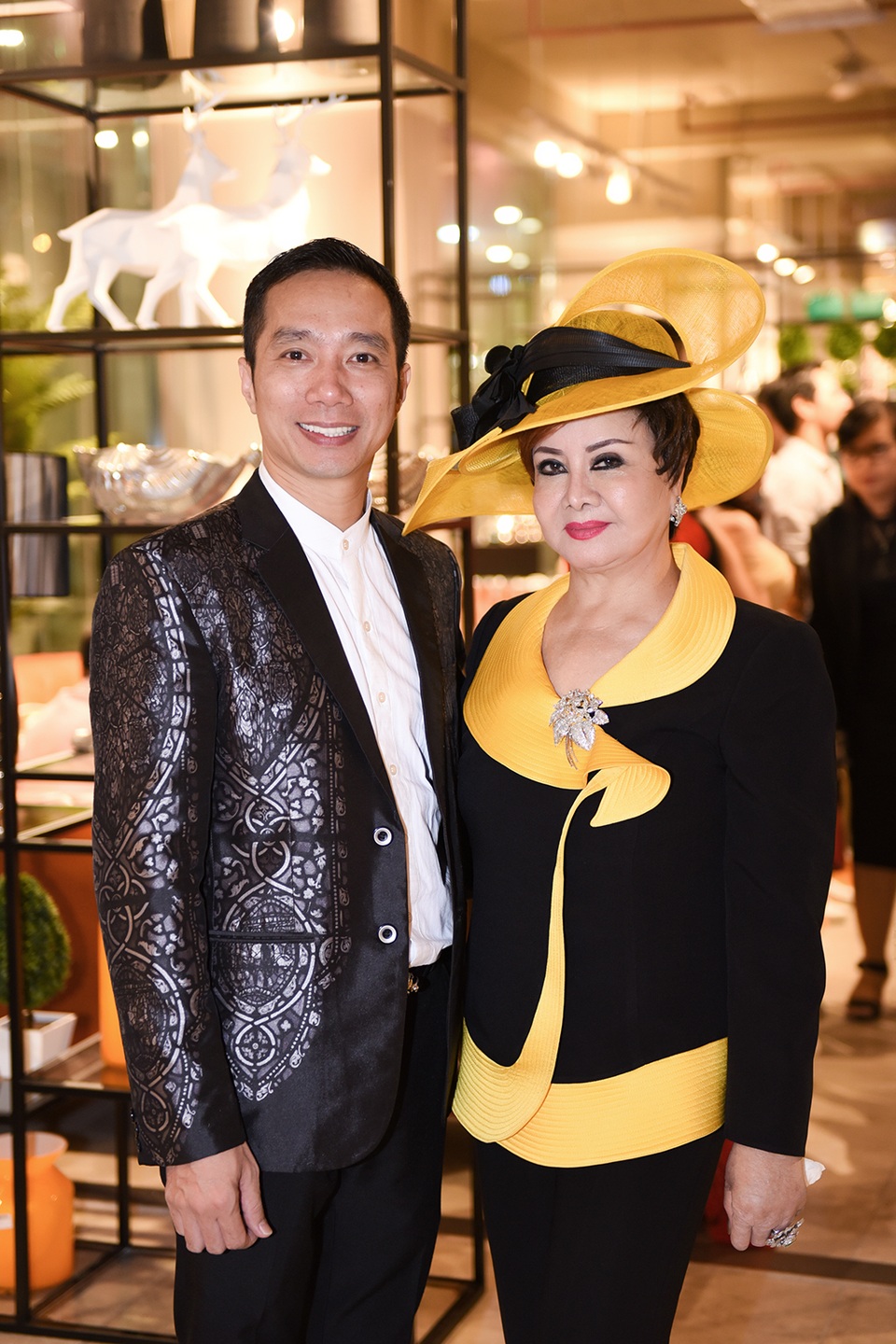 NTK Đỗ Trịnh Hoài Nam lịch lãm bên NSƯT Chiều Xuân - 6 Được biết, bộ vest của NTK Đỗ Trịnh Hoài Nam diện tại sự kiện tối qua có trị giá 2.000 USD, lấy ý tưởng từ BST “Women In Love” với những họa tiết tranh kính, kiến trúc Gothic của Nhà thờ Đức Bà Paris được thiết kế tỉ mỉ với hàng khuya áo bằng vàng 9999.