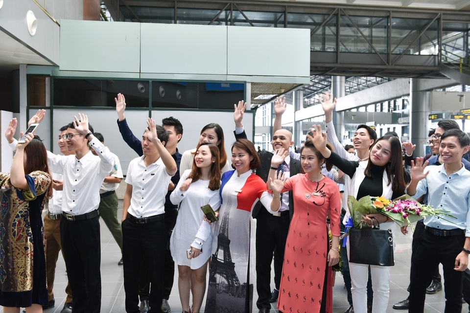 NTK Đỗ Trịnh Hoài Nam mang nón lá dát vàng quảng bá áo dài tại Úc - 3