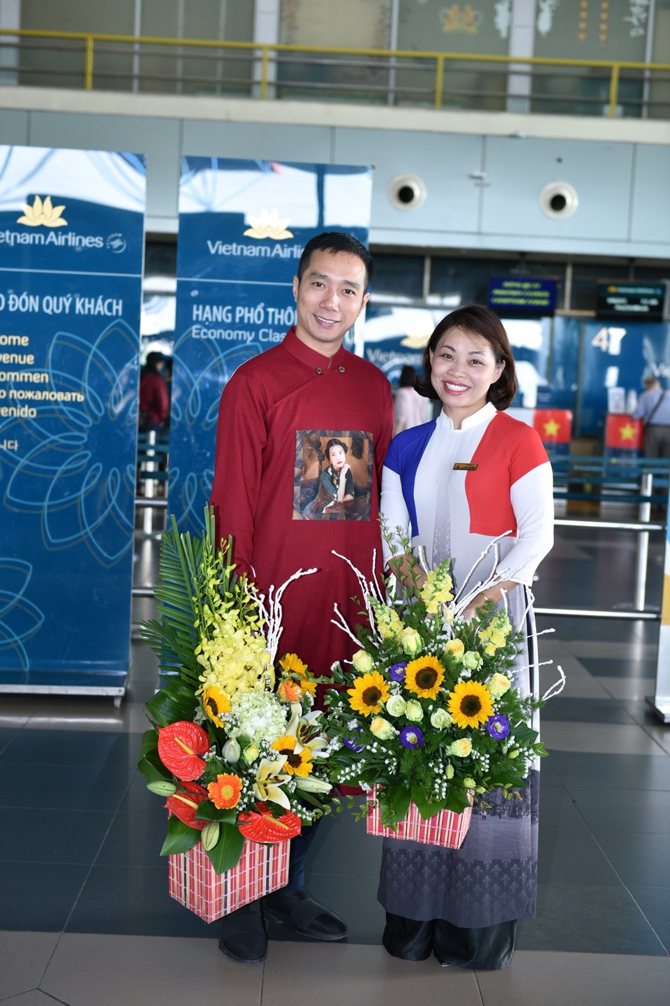 Luôn xuất hiện cùng hình ảnh của tà áo dài Việt, NTK Đỗ Trịnh Hoài Nam ấn tượng trong thiết kế áo dài dành cho nam giới.