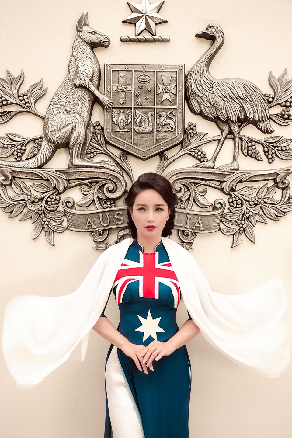 
Trước đó, bộ hình chụp diễn viên Mai Thu Huyền trong trang phục áo dài in quốc kì nước Úc đã nhận được rất nhiều sự quan tâm và ủng hộ của công chúng Việt Nam cũng như người dân nước Úc. Bằng những sáng tạo tinh tế những hoa văn, họa tiết đặc trưng của Úc trên tà áo dài truyền thống của Việt Nam, NTK Đỗ Trịnh Hoài Nam đã khéo léo nối kết văn hóa Việt Nam và văn hóa Úc xích lại gần hơn.
