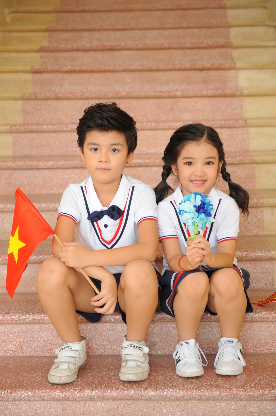 Cặp mẫu nhí đáng yêu trong bộ hình “ngàn like” chào mừng 20/11 - 3 Trong trang phục cắp sách tới trường, Bảo Huy - Bảo Hân tự tin tạo dáng.