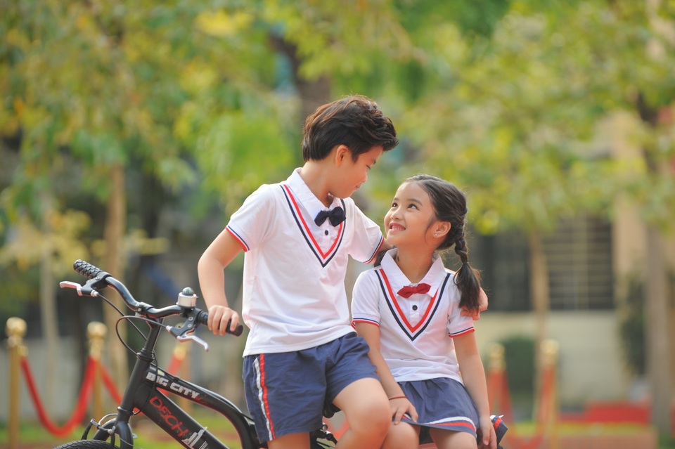 Cặp mẫu nhí đáng yêu trong bộ hình “ngàn like” chào mừng 20/11 - 10 Đôi bạn thân thiết thuở học trò