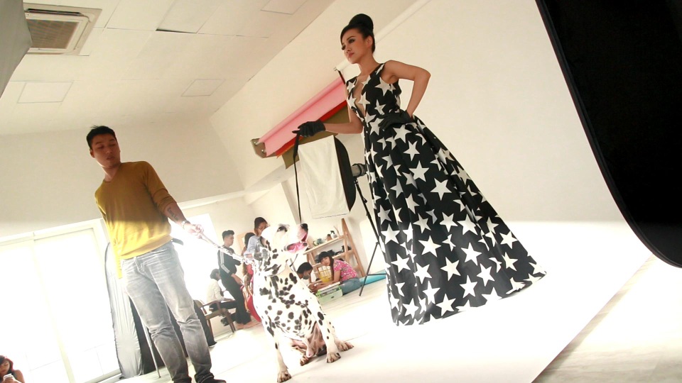 BTV Hoài Anh chụp ảnh với 1 chú chó đốm đáng yêu trong bộ lịch. Chú chó khá tinh nghịch, đã khiến không ít lần Hoài Anh phải thay đổi cách thức chụp hình.