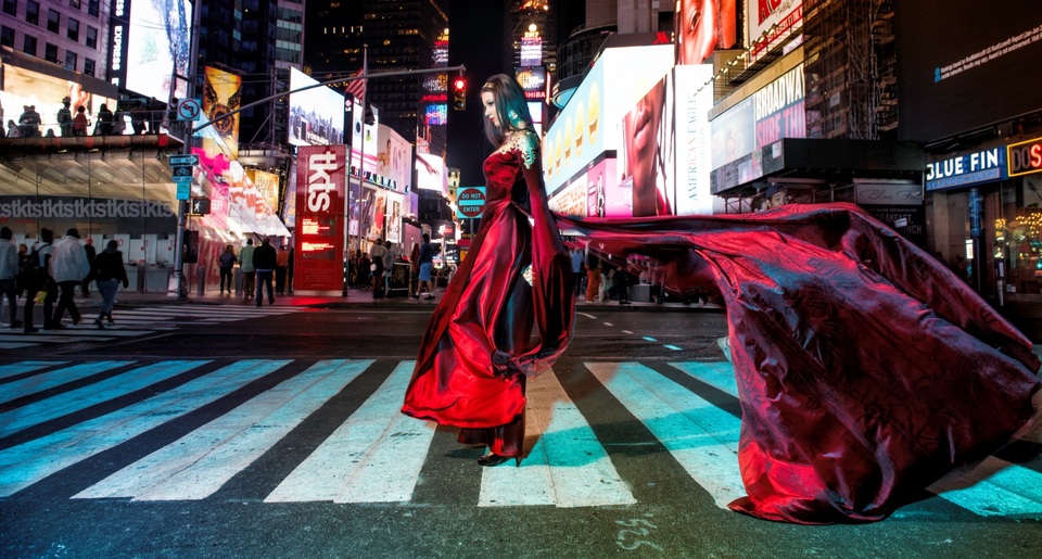 BST Sen vàng tiếp tục được chọn mở màn VIFF 2017 - 1 Khắc họa câu chuyện về vẻ đẹp của các nàng tiểu thư đài các trong lễ cưới hỏi thời phong kiến, BST áo dài Sen Vàng của NTK Đỗ Trịnh Hoài Nam không chỉ họa tranh lên tà áo mà còn đem cả những tinh hoa của làng nghề truyền thống Việt khắc họa rõ nét trên thiết kế thời trang đương đại.