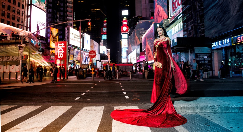 BST Sen vàng tiếp tục được chọn mở màn VIFF 2017 - 3 Hơn 1/4 thế kỷ gắn bó với ngành công nghiệp thời trang, NTK Đỗ Trịnh Hoài Nam luôn mong muốn giới thiệu những thiết kế độc đáo của quốc phục đến với bạn bè quốc tế.