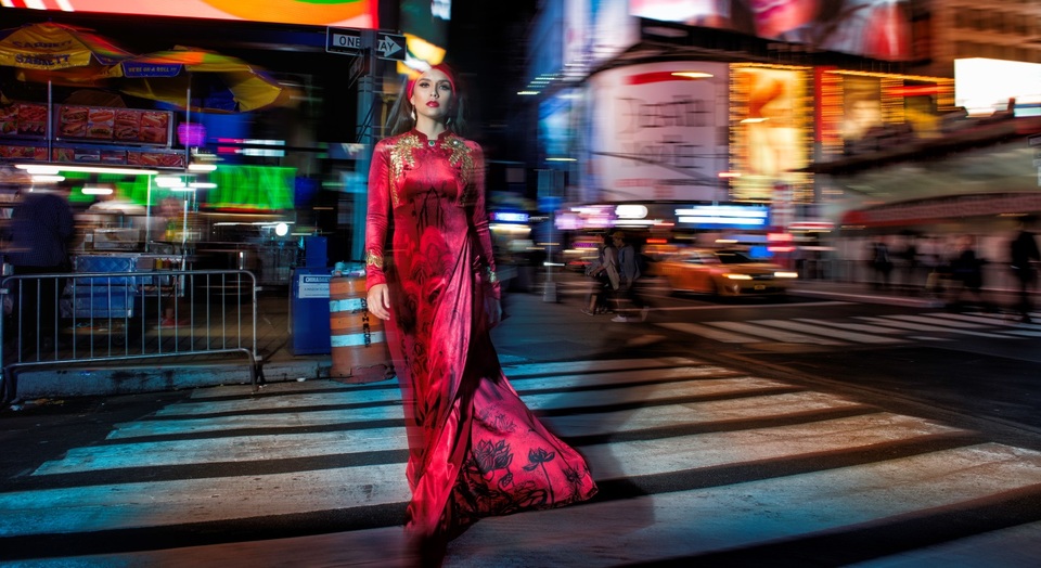 BST Sen vàng tiếp tục được chọn mở màn VIFF 2017 - 4 Với nghệ thuật dát vàng, gắn kim hoàn đá quý, Đỗ Trịnh Hoài Nam đã nâng tà áo dài lên một tầm cao mới, quý phái hơn, sang trọng hơn. Lớp lang nhung lụa mềm mại, quý phái cộng hưởng cùng những họa tiết dát vàng, đá quý lấp lánh là điểm nhấn hút ánh nhìn của thiết kế áo dài.