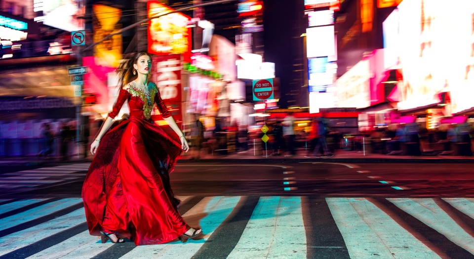 BST Sen vàng tiếp tục được chọn mở màn VIFF 2017 - 5 Dát vàng không phải là điểm chú ý nhất của những thiết kế nằm trong BST Sen vàng mà hơn cả đó là giá trị văn hóa tốt đẹp mang trong nó, được ví như những bộ cánh “có tâm hồn”.