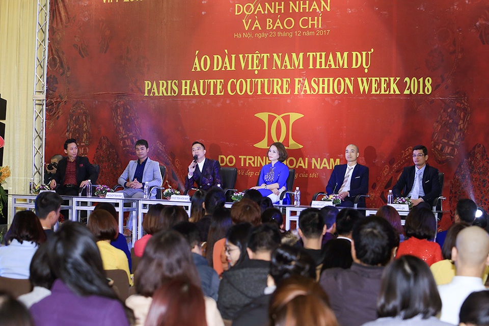 Tại sao NTK Việt được “đặc cách” mở màn Paris Fashion Week - Haute Couture 2018? - 2 NTK Đỗ Trịnh Hoài Nam chia sẻ với báo giới.
