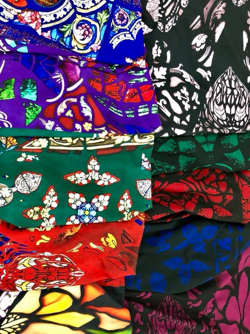 Tại sao NTK Việt được “đặc cách” mở màn Paris Fashion Week - Haute Couture 2018? - 3 BST “Women in love” với chi tiết thiết kế đặc biệt từ tranh kính theo lối kiến trúc Gothic.