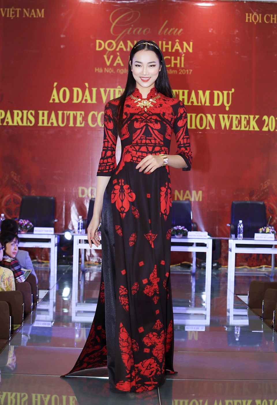 Tại sao NTK Việt được “đặc cách” mở màn Paris Fashion Week - Haute Couture 2018? - 4 Hoa hậu nhân ái Thủy Tiên là người trình diễn ra mắt BST của NTK Đỗ Trịnh Hoài Nam trong buổi họp báo.