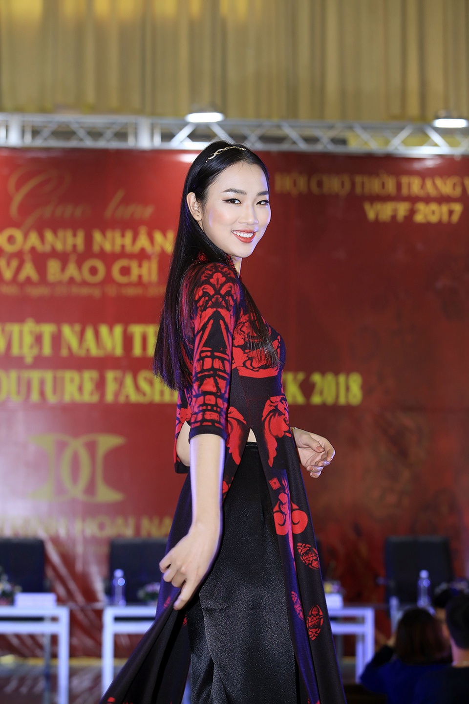 Tại sao NTK Việt được “đặc cách” mở màn Paris Fashion Week - Haute Couture 2018? - 5 Nụ cười thân thiện, nhân ái là điểm cộng của người đẹp.