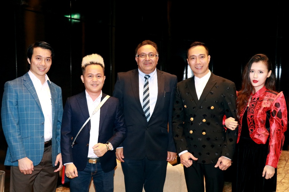 NTK Đỗ Trịnh Hoài Nam cùng nhà đào tạo, Tiến sĩ Alok Bharadwaj cùng doanh nhân Nguyễn Tiến Dũng - doanh nhân Nguyễn Mạnh Linh - doanh nhân Bảo Ngọc. Buổi giao lưu được kết nối bởi doanh nhân Nguyễn Tiến Dũng nhằm tạo diễn đàn giao lưu, chia sẻ kinh nghiệm giữa Tiến sĩ Alok Bharadwaj - một bậc thầy về lãnh đạo và quản trị điều hành chuyên nghiệp với các doanh nhân Việt Nam.