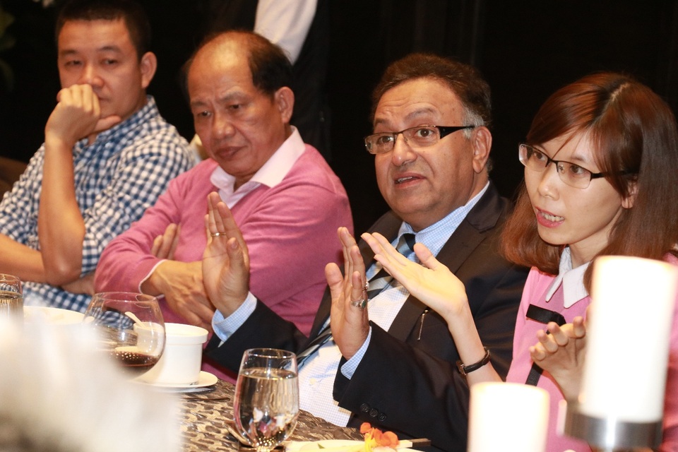 
Tiến sĩ Alok Bharadwaj - Cựu phó chủ tịch cao cấp, phụ trách chiến lược của Canon Châu Á được đánh giá là bậc thầy về quản trị và phát triển doanh nghiệp hàng đầu thế giới. Xuất hiện với tư cách là diễn giả chính trong chương trình giao lưu giữa các doanh nhân Việt Nam, Tiến sĩ Alok đã có những chia sẻ hữu ích về những kĩ năng quản trị cũng như những xu thế mới nhất về lãnh đạo và quản trị trên thế giới.
