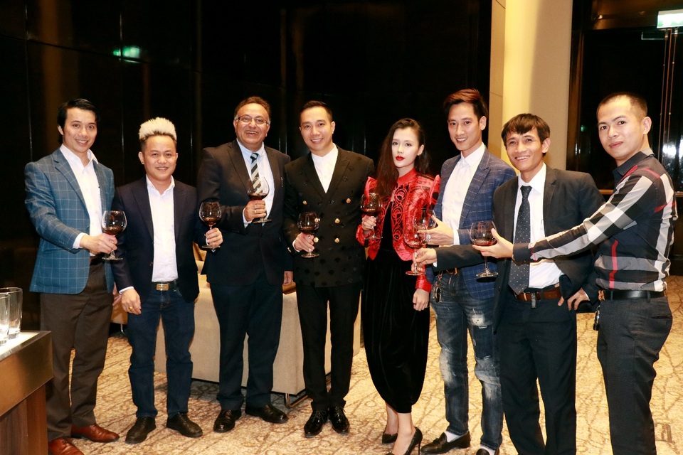 Kinh doanh gắn liền với lợi ích xã hội và tạo ra một hệ sinh thái bền vững giống như xu hướng mà Tiến sĩ Alok Bharadwaj chia sẻ hiện cũng đang là xu thế nhiều doanh nhân Việt Nam hưởng ứng và thực hiện, tiêu biểu như doanh nhân, nhà đào tạo, NTK Đỗ Trịnh Hoài Nam.