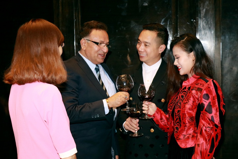 Tại buổi giao lưu, Doanh nhân, NTK Đỗ Trịnh Hoài Nam cũng đã có những trao đổi cùng Tiến sĩ Alok Bharadwaj về chuyện đời, chuyện nghề và những kinh nghiệm trong suốt 30 năm làm thời trang của mình. Đồng tình với Tiến sĩ Alok, Doanh nhân, NTK Đỗ Trịnh Hoài Nam cho rằng, định nghĩa kinh doanh thời nay đã hoàn toàn thay đổi. Kinh doanh ngoài tạo ra giá trị cho bản thân thì cần phải xây dựng được một hệ sinh thái bao quanh nó, phải đem lại lợi ích cho xã hội. Giống như các sản phẩm thời trang, áo dài truyền thống của NTK Đỗ Trịnh Hoài Nam đã tạo ra công ăn việc làm cho hàng trăm lao động tại các làng nghề.