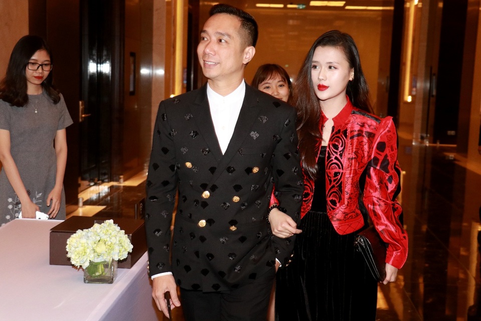 Bên cạnh việc tôn vinh giá trị sản phẩm làng nghề đóng góp giá trị cho xã hội thông qua quảng bá du lịch, văn hóa làng nghề, những bộ sưu tập áo dài mà NTK mang tới các tuần lễ thời trang trên thế giới như: New York, Paris, Roma,… không chỉ đơn thuần là để thỏa mãn nhu cầu mua - bán mà còn quảng bá văn hóa thời trang Việt Nam ra ngoài thế giới.