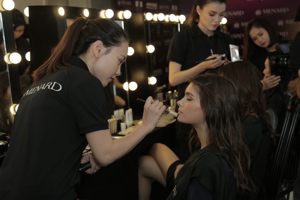 Mỹ phẩm Nhật Bản mang “Người tình trang sức” đến Vietnam International Fashion Week 2018 - 3 Chuyên viên Menard Việt Nam hỗ trợ người mẫu trang điểm trong hậu trường show diễn của NTK Hoàng Hải