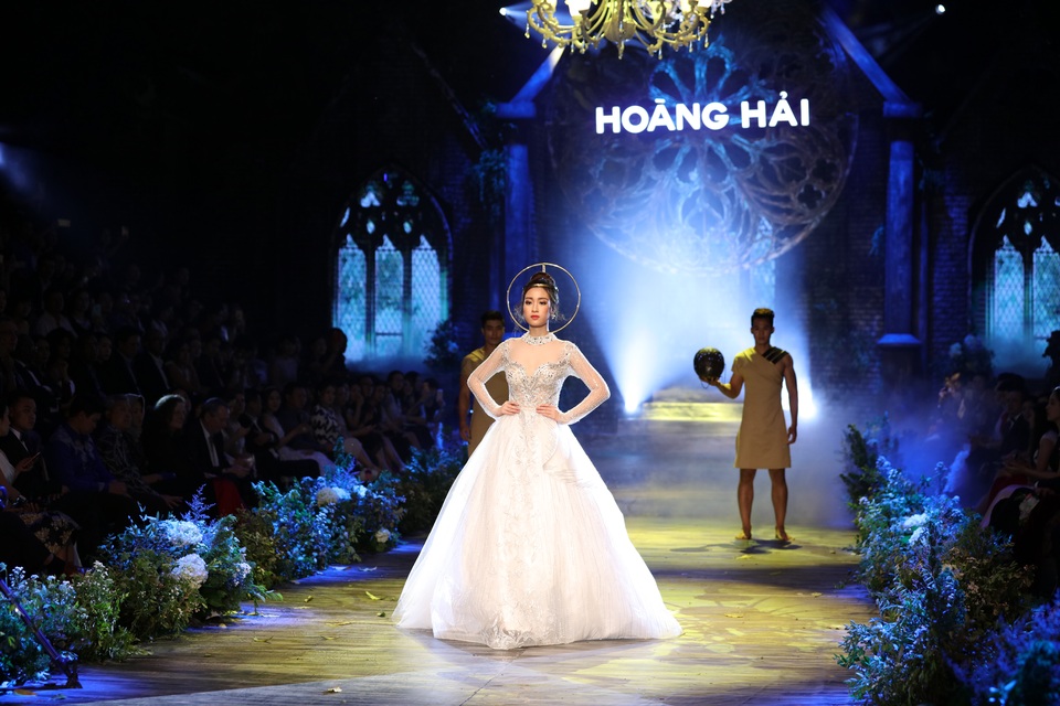 Mỹ phẩm Nhật Bản mang “Người tình trang sức” đến Vietnam International Fashion Week 2018 - 4 Hoa hậu Việt Nam 2016 Đỗ Mỹ Linh xinh đẹp như nàng công chúa cổ tích tại đêm diễn “De Hanoi à Paris” của NTK Hoàng Hải.