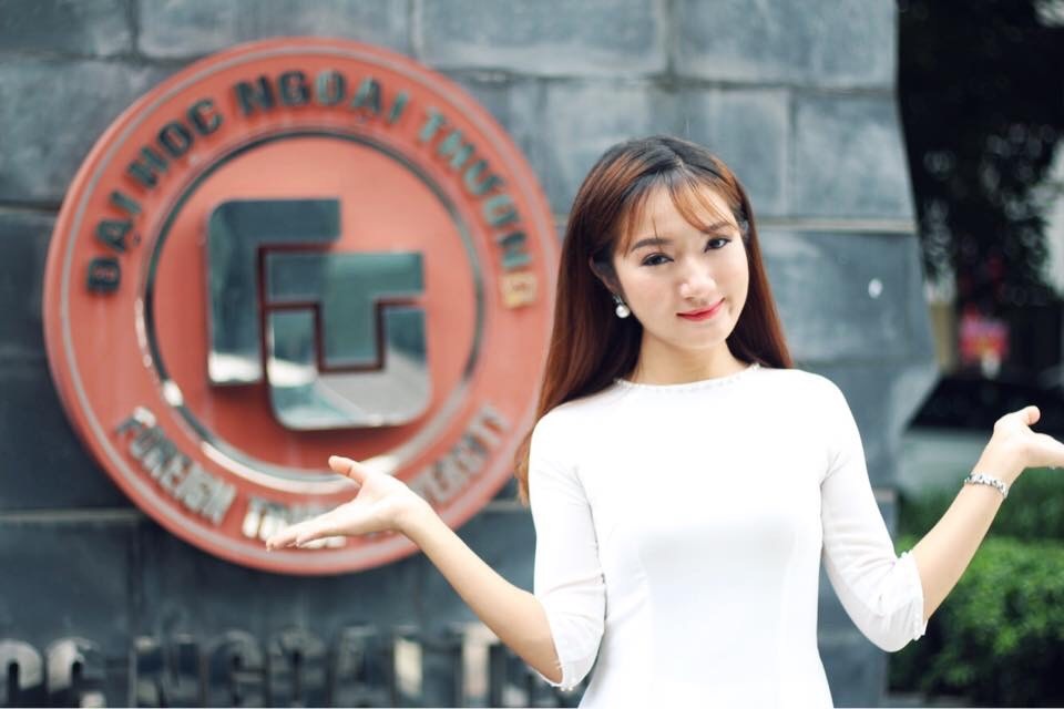 Nhan sắc nữ MC VTV đạt Á quân Cầu vồng 2009 từng sợ hãi đám đông - 6 Dù đã lựa chọn gắn bó với công việc của một MC, nhưng với con đường học tập, Vân Anh vẫn quyết định tiếp tục theo học chuyên ngành cũ tại trường ĐH Ngoại thương, bởi cô “luôn thích tư duy của những người làm kinh tế”. Cô vừa nhận bằng Thạc sĩ Quản trị kinh doanh, ĐH Ngoại thương.