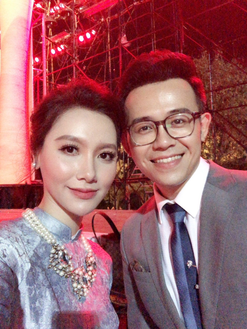 Vợ Đức Bảo “Cafe’ sáng” có ghen với dàn “mỹ nhân” VTV vây quanh ông xã? - 5 Cặp đôi MC selfie kỷ niệm phía sau cánh gà. Ở ngoài đời, họ cũng là những người bạn tốt của nhau.