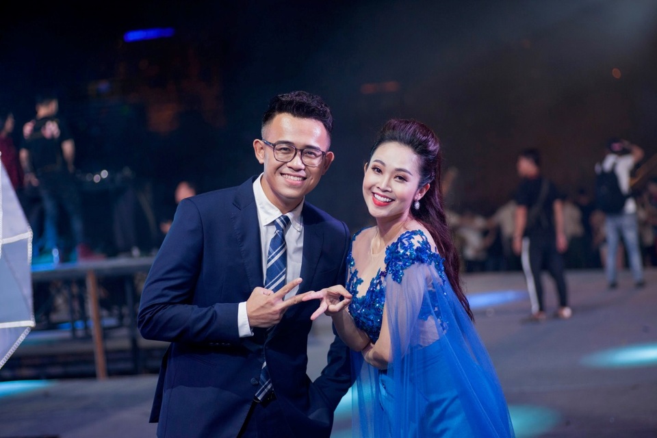 Vợ Đức Bảo “Cafe’ sáng” có ghen với dàn “mỹ nhân” VTV vây quanh ông xã? - 6 Tiếp đó, bên bờ Vịnh Hạ Long, tỉnh Quảng Ninh, MC Đức Bảo lại cùng sánh đôi với người bạn dẫn MC Thùy Linh xinh đẹp.