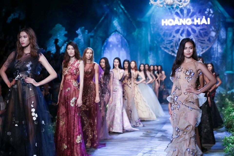 Menard đồng hành cùng nhà thiết kế Hoàng Hải đến Cannes - 2 Hình ảnh dàn mẫu tỏa sáng với hàng chục đầm váy dạ hội trong đêm diễn “De Hanoi à Paris” đặc biệt là chiếc váy mang tên Kim Cương Tím lấy cảm hứng từ dòng sản phẩm nữ hoàng Embellir của Menard Nhật Bản