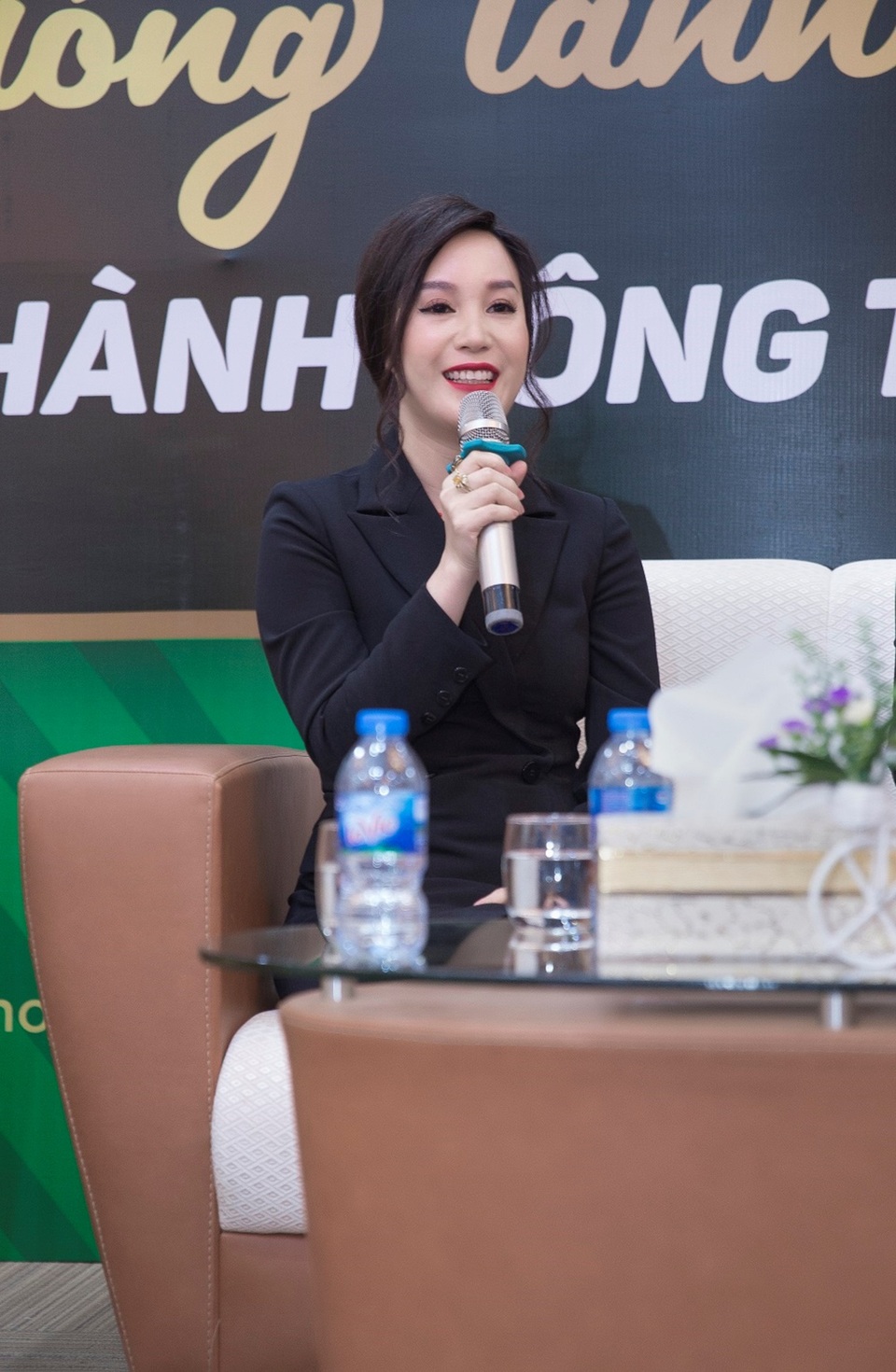 CEO Nguyễn Thị Ánh và câu chuyện khởi nghiệp khiến hàng trăm người xúc động - 3 Trong buổi hội thảo, CEO Nguyễn Thị Ánh đã nhận được rất nhiều câu hỏi của các khách mời.