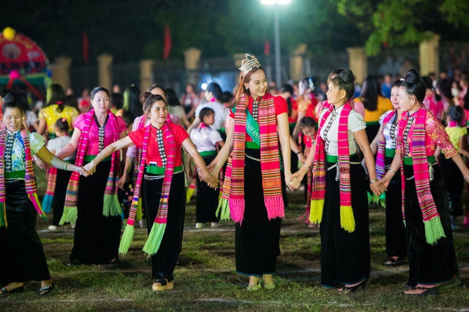 Hoa hậu Khánh Ngân, ca sĩ Dương Quốc Hưng tham gia carnival đường phố tại Mường Lò - 1 Hoa hậu Đỗ Trần Khánh Ngân tham gia vào màn trình diễn carnival đường phố đặc biệt về xòe Thái.