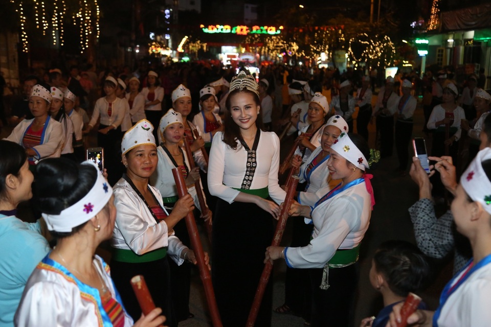 Hoa hậu Khánh Ngân, ca sĩ Dương Quốc Hưng tham gia carnival đường phố tại Mường Lò - 2 Khán giả cùng hòa theo màn diễu diễn kéo dài từ đầu đường Điện Biên để cùng đến Sân vận động thị xã Nghĩa Lộ - nơi diễn ra chương trình nghệ thuật với chủ đề Mường Lò vui hội xòe hoa”.