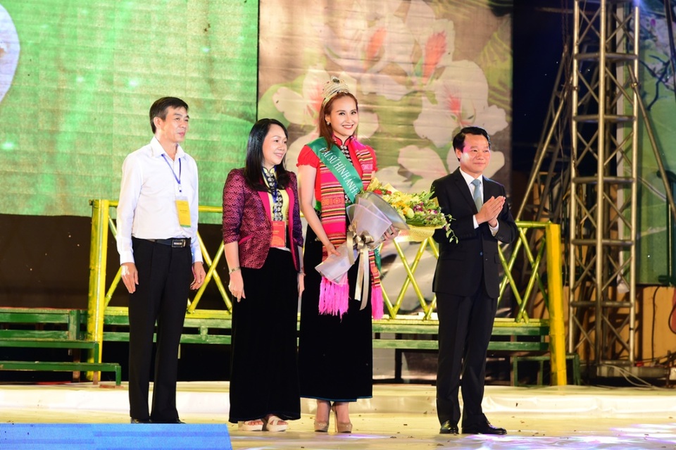 Hoa hậu Khánh Ngân, ca sĩ Dương Quốc Hưng tham gia carnival đường phố tại Mường Lò - 3 Ông Đỗ Đức Duy (áo vest đen) cùng bà Lò Thị Huân và ông Hà Văn Nam trao dải băng Đại sứ hình ảnh Lễ hội Mường Lò năm 2018 cho Hoa hậu Khánh Ngân.