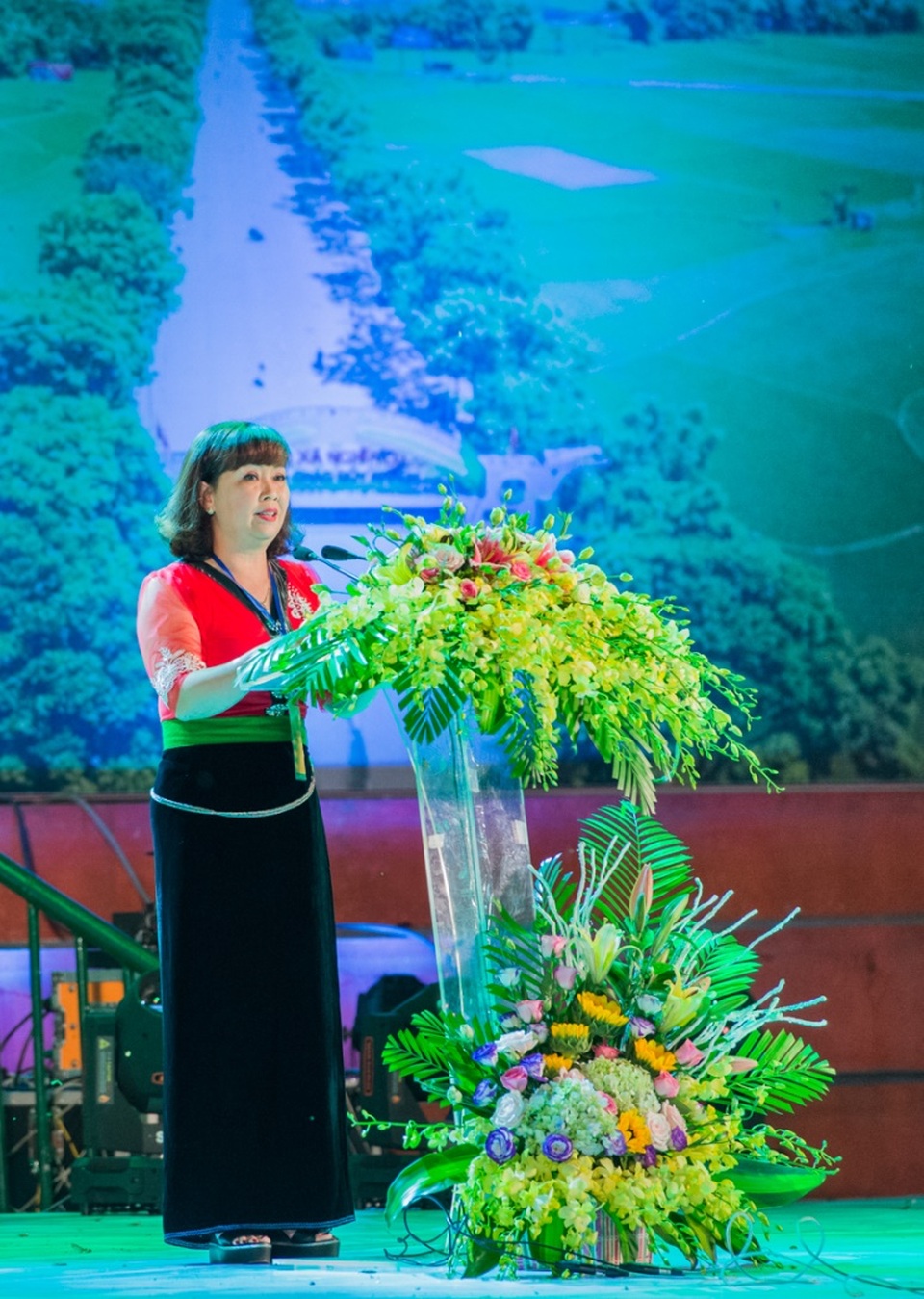 Hoa hậu Khánh Ngân, ca sĩ Dương Quốc Hưng tham gia carnival đường phố tại Mường Lò - 4 Bà Hoàng Thị Hồng Hạnh - Phó Chủ tịch UBND thị xã Nghĩa Lộ phát biểu.