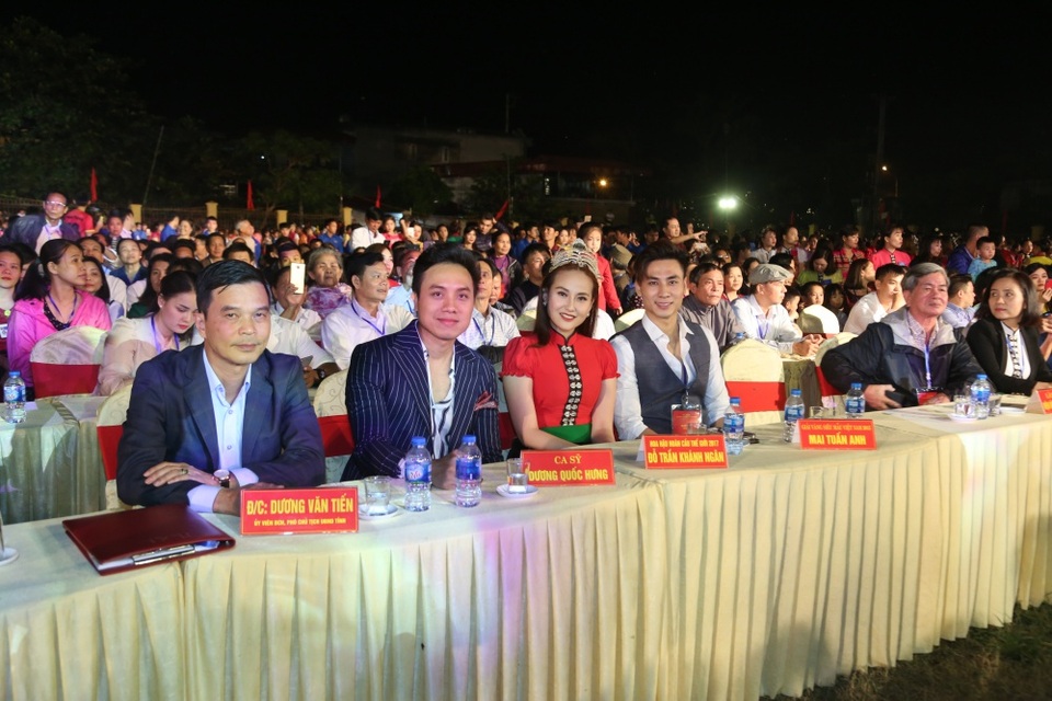 Hoa hậu Khánh Ngân, ca sĩ Dương Quốc Hưng tham gia carnival đường phố tại Mường Lò - 5 Ngoài Hoa hậu Khánh Ngân còn có sự xuất hiện của ca sĩ Dương Quốc Hưng, siêu mẫu vàng Mai Tuấn Anh.