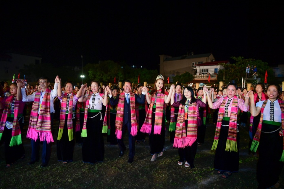 Hoa hậu Khánh Ngân, ca sĩ Dương Quốc Hưng tham gia carnival đường phố tại Mường Lò - 8 Ông Đỗ Đức Duy, bà Lò Thị Huân và Hoa hậu Khánh Ngân cùng tham gia màn trình diễn múa đại xòe.