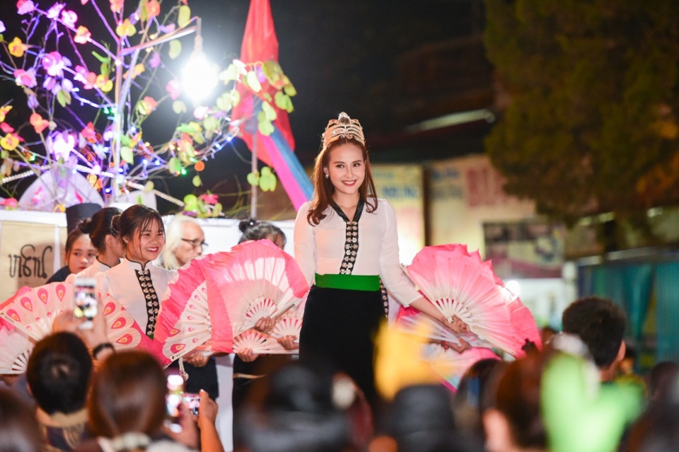 Hoa hậu Khánh Ngân, ca sĩ Dương Quốc Hưng tham gia carnival đường phố tại Mường Lò - 9 Nét đẹp dịu dàng của Hoa hậu Khánh Ngân.