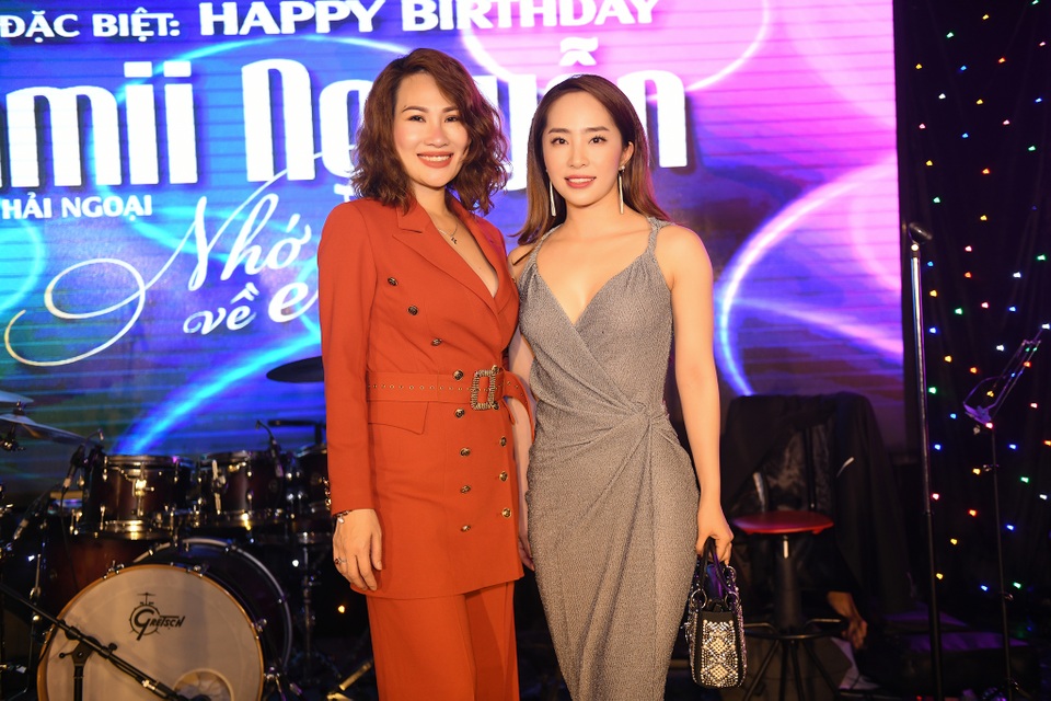 “Cá sấu chúa” Quỳnh Nga mặc gợi cảm tới chúc mừng sinh nhật Jimmii Nguyễn - 5 Quỳnh Nga và Ngọc Phạm - người bạn đời của Jimmii Nguyễn.