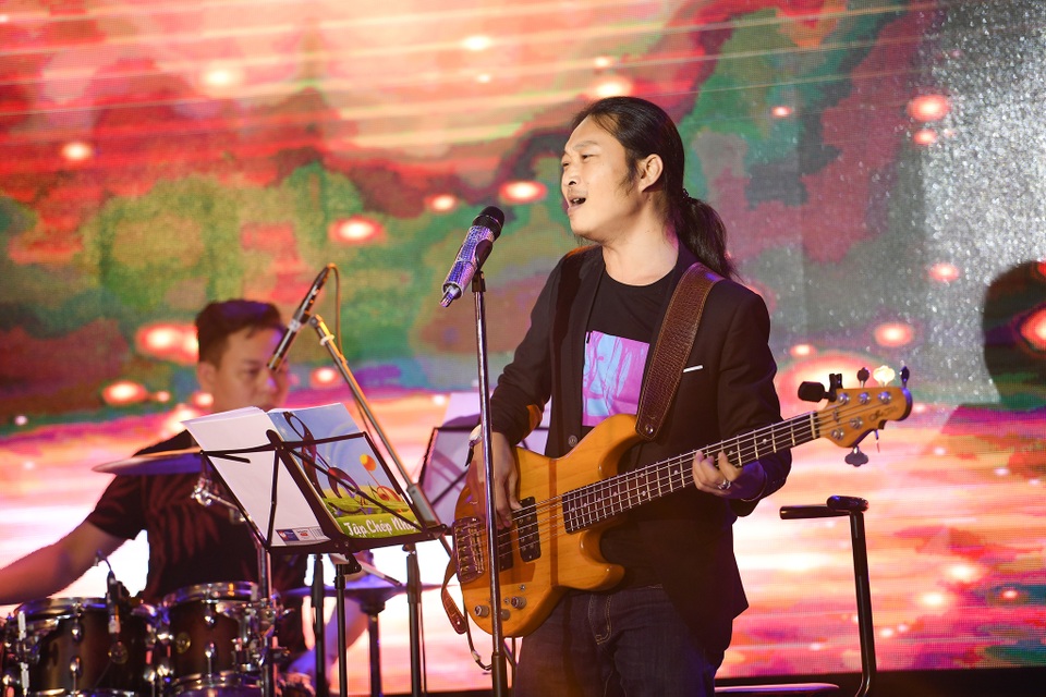 “Cá sấu chúa” Quỳnh Nga mặc gợi cảm tới chúc mừng sinh nhật Jimmii Nguyễn - 9 Nhạc sĩ Lê Phương, thành viên của Jimmii Band.